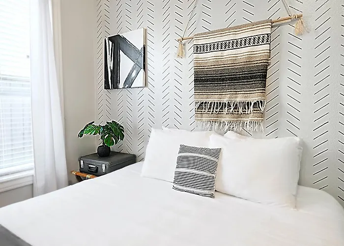 Relaxing 1 Bedroom Near Lower Greenville Free Parking